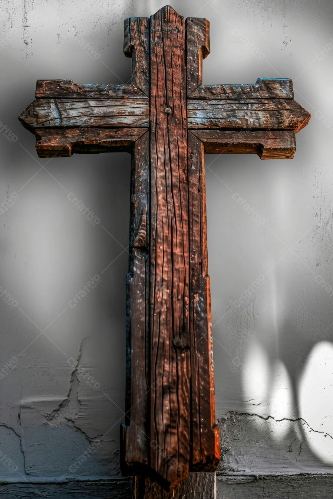 Cruz de madeira rústica em parede desbotada