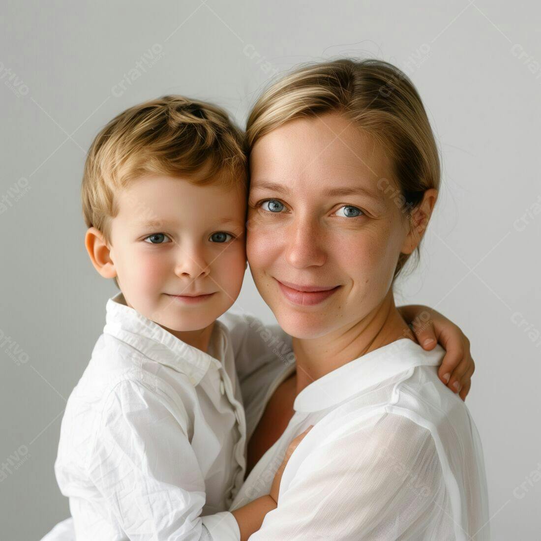 Mãe e filho sorrindo em foto estúdio