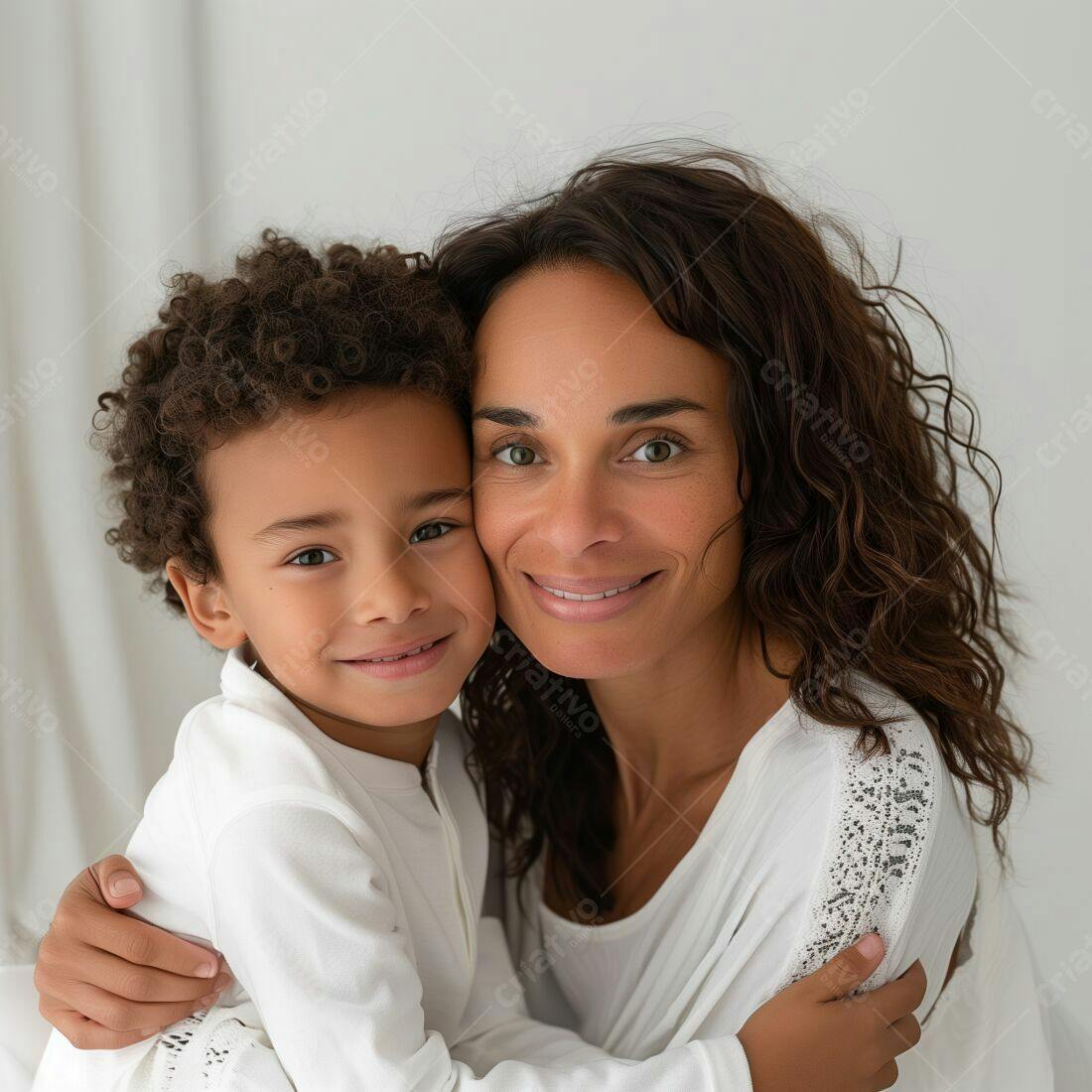 Mãe e filho sorrindo abraço roupas brancas