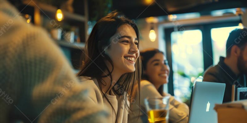 Mulher jovem sorrindo sorridente feliz bebendo no bar mexendo no notebook