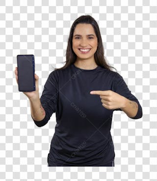Linda jovem de pele clara vestindo roupa preta apontando para seu telefone