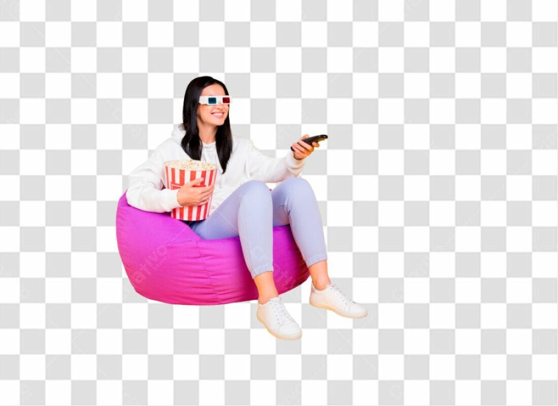 Imagem PNG mulher assistindo filme com fundo transparente