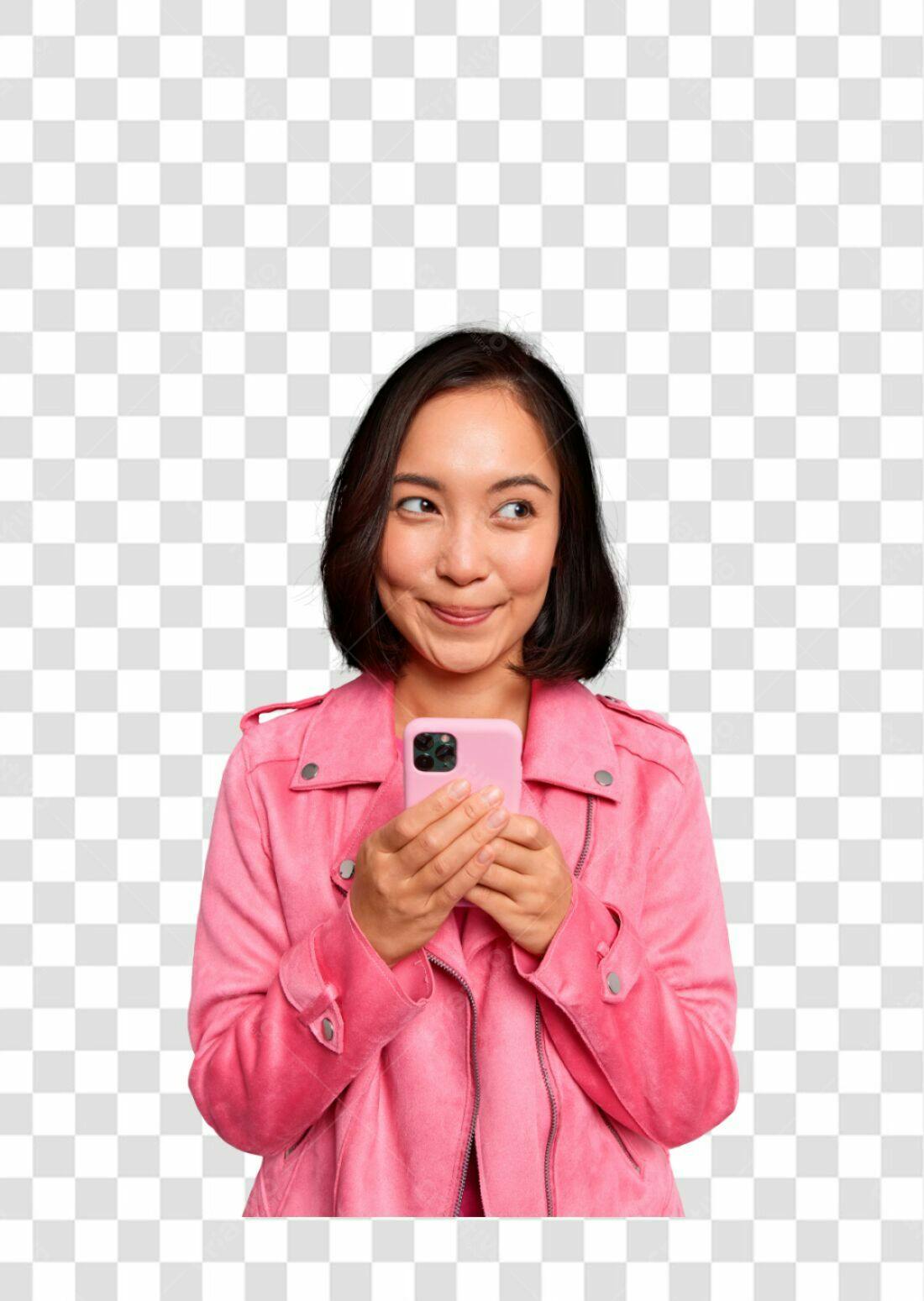 Imagem PNG de Mulher Asiática com Celular Rosa com fundo transparente