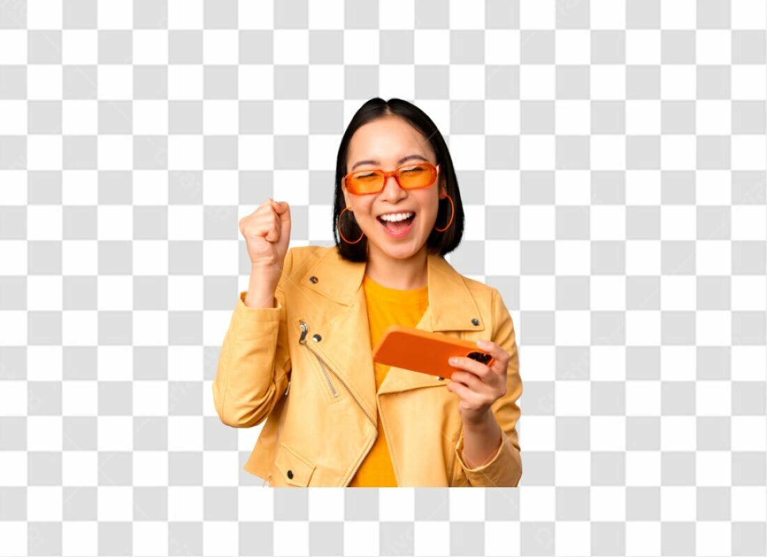 Imagem PNG de mulher asiática feliz com celular fundo transparente