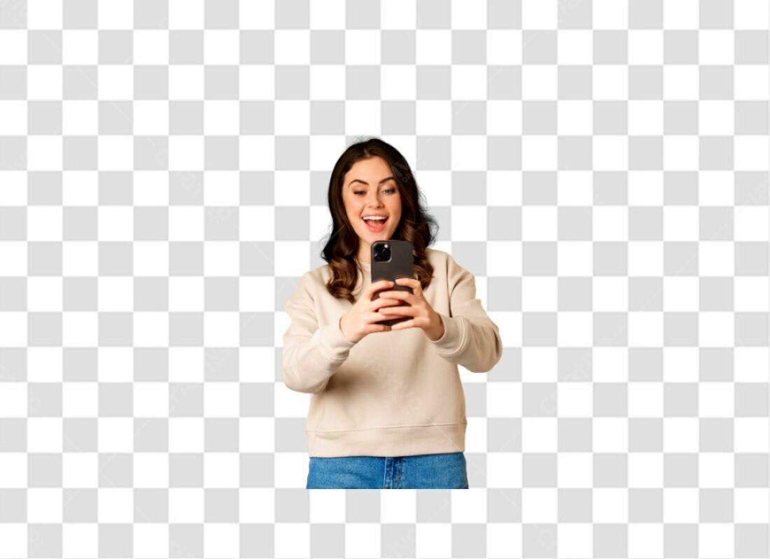 Imagem PNG Mulher usando Smartphone fundo transparente