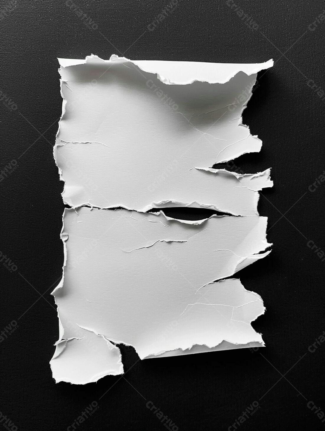 Papel rasgado branco sobre fundo preto