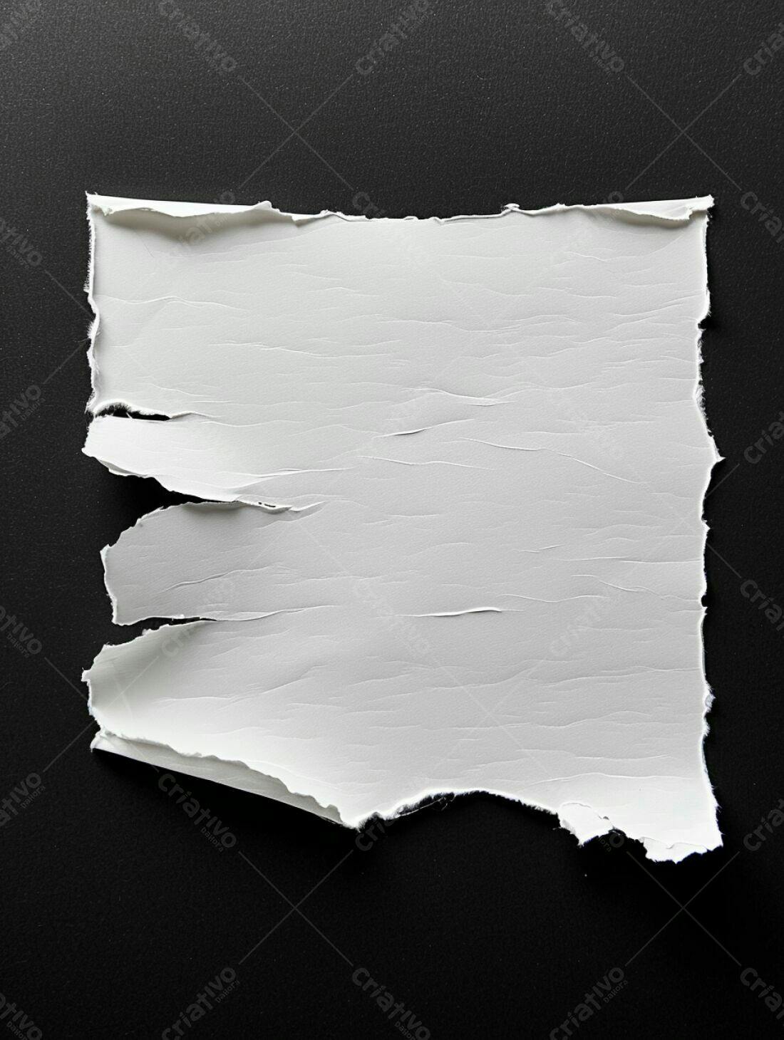 Papel rasgado em fundo preto