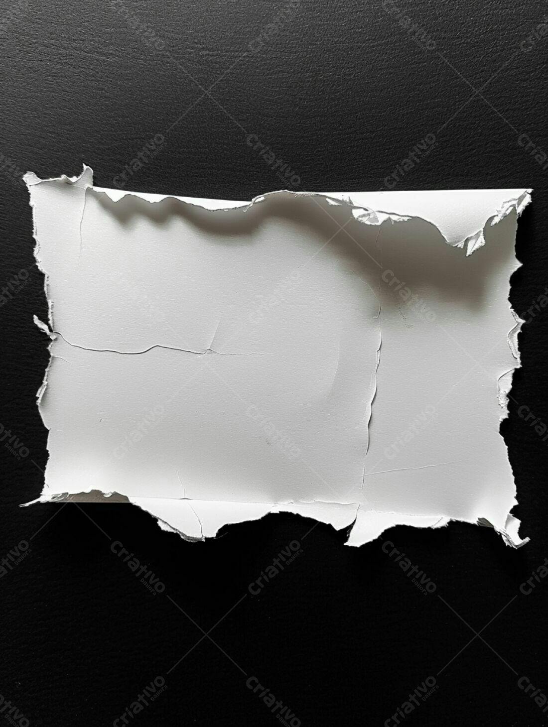 Papel rasgado em fundo preto