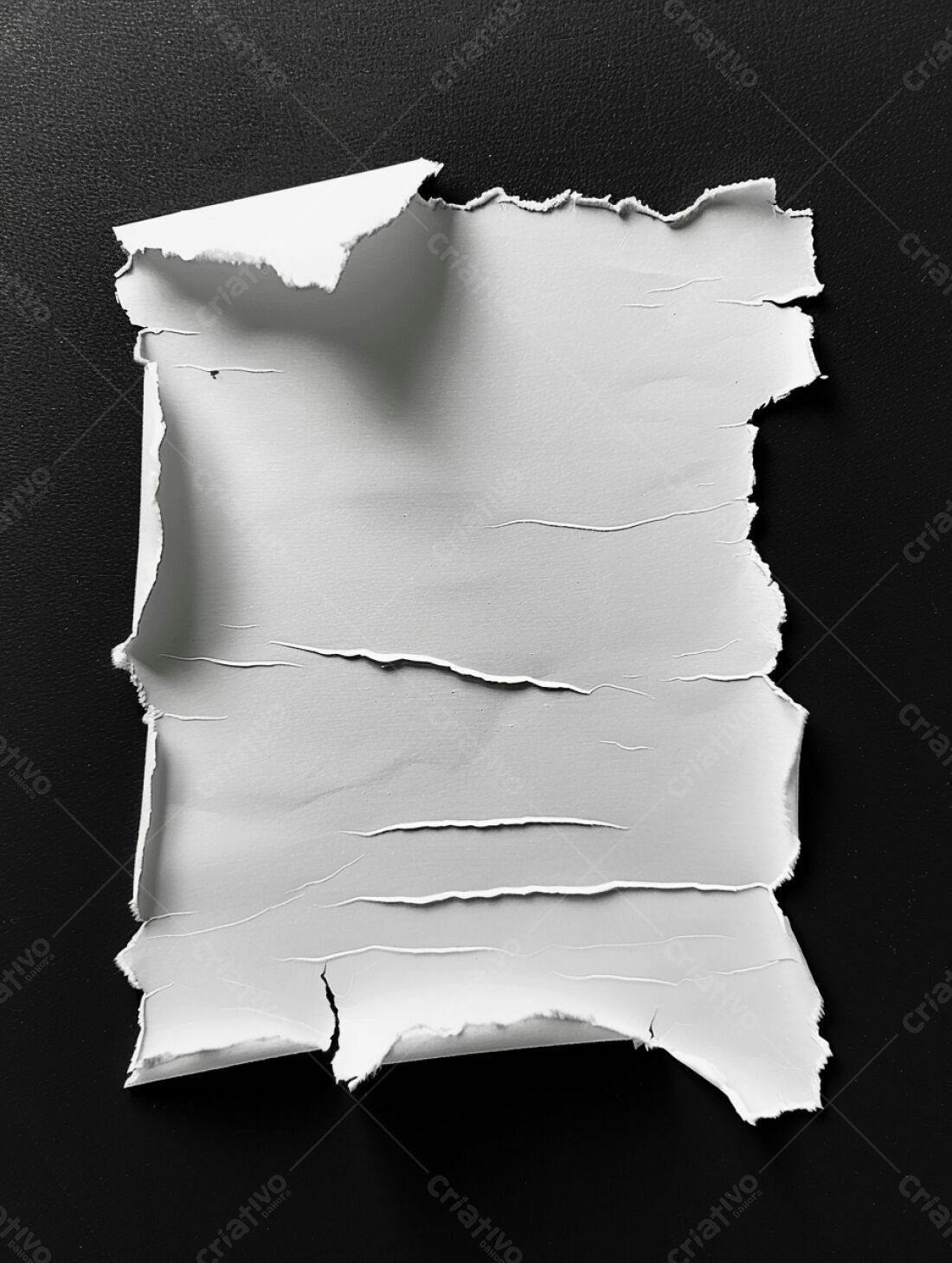 Papel rasgado branco sobre fundo preto
