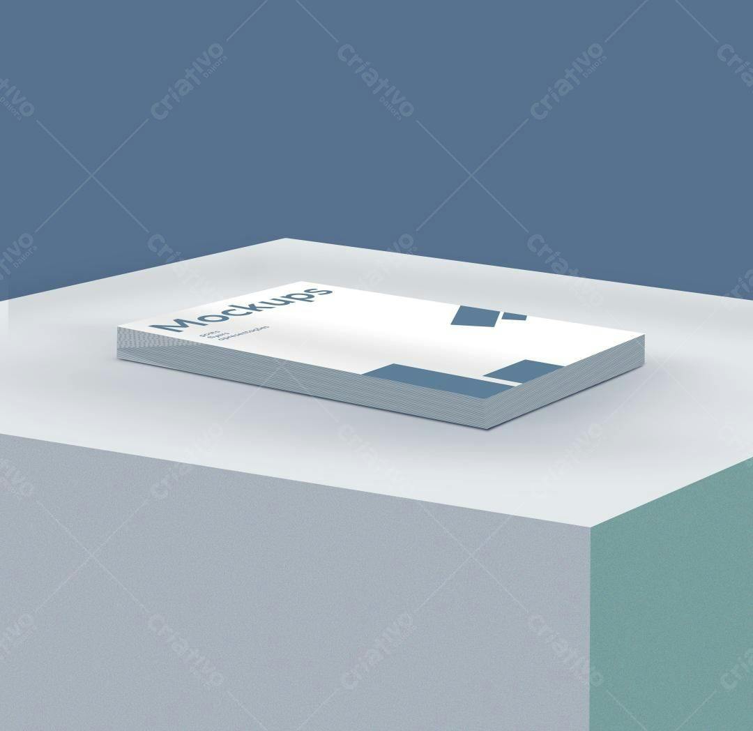 Mockup Minimalista de Folhetos em Mesa Branca