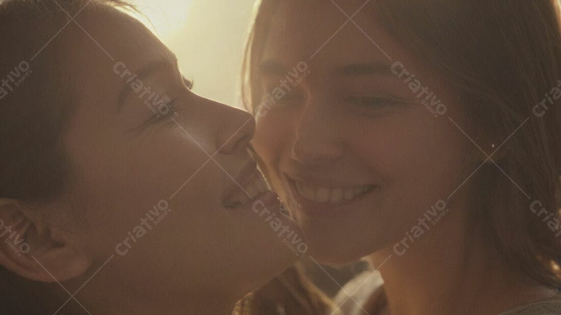 Casal feminino sorrindo ao pôr do sol