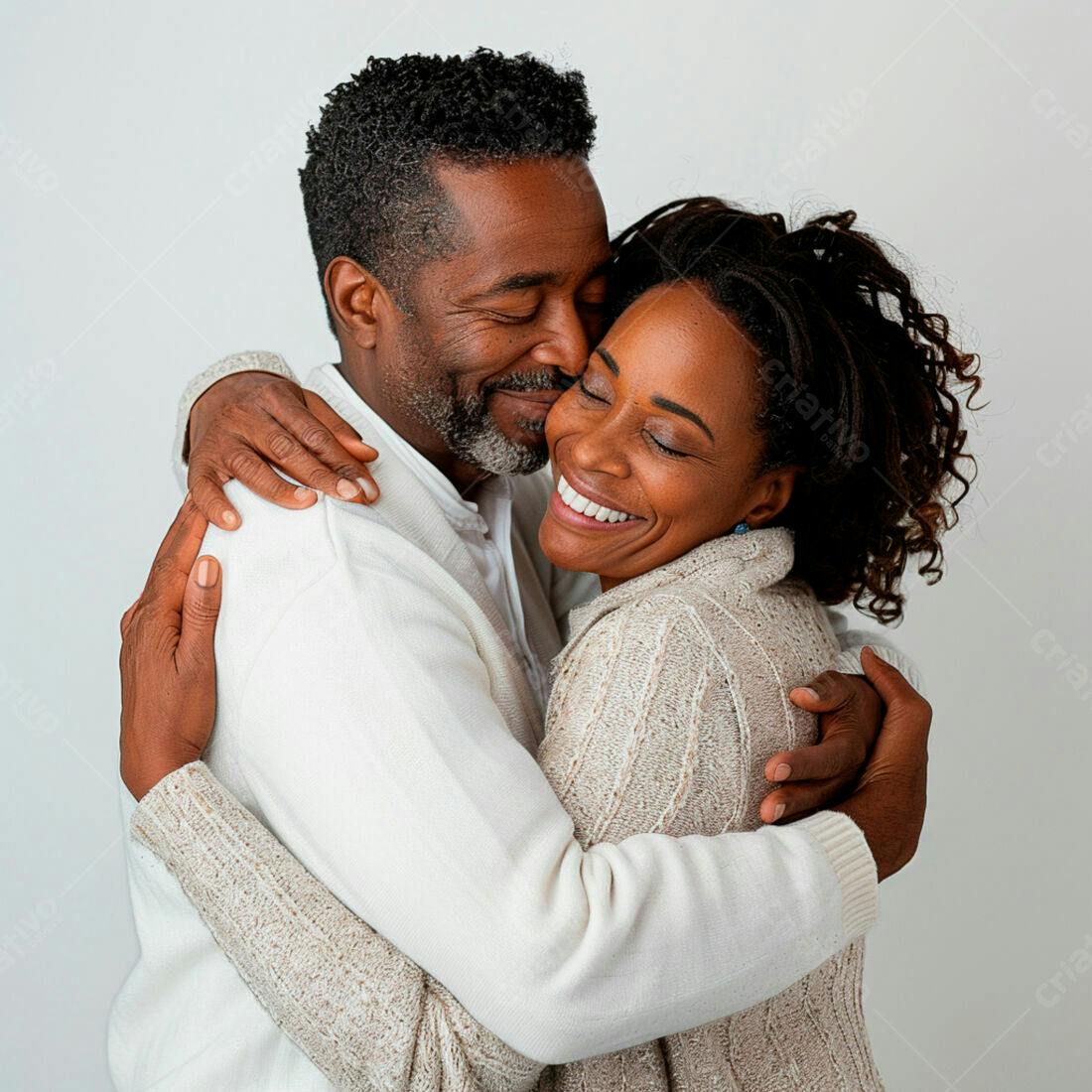 Casal Afro-americano se abraçando carinhosamente