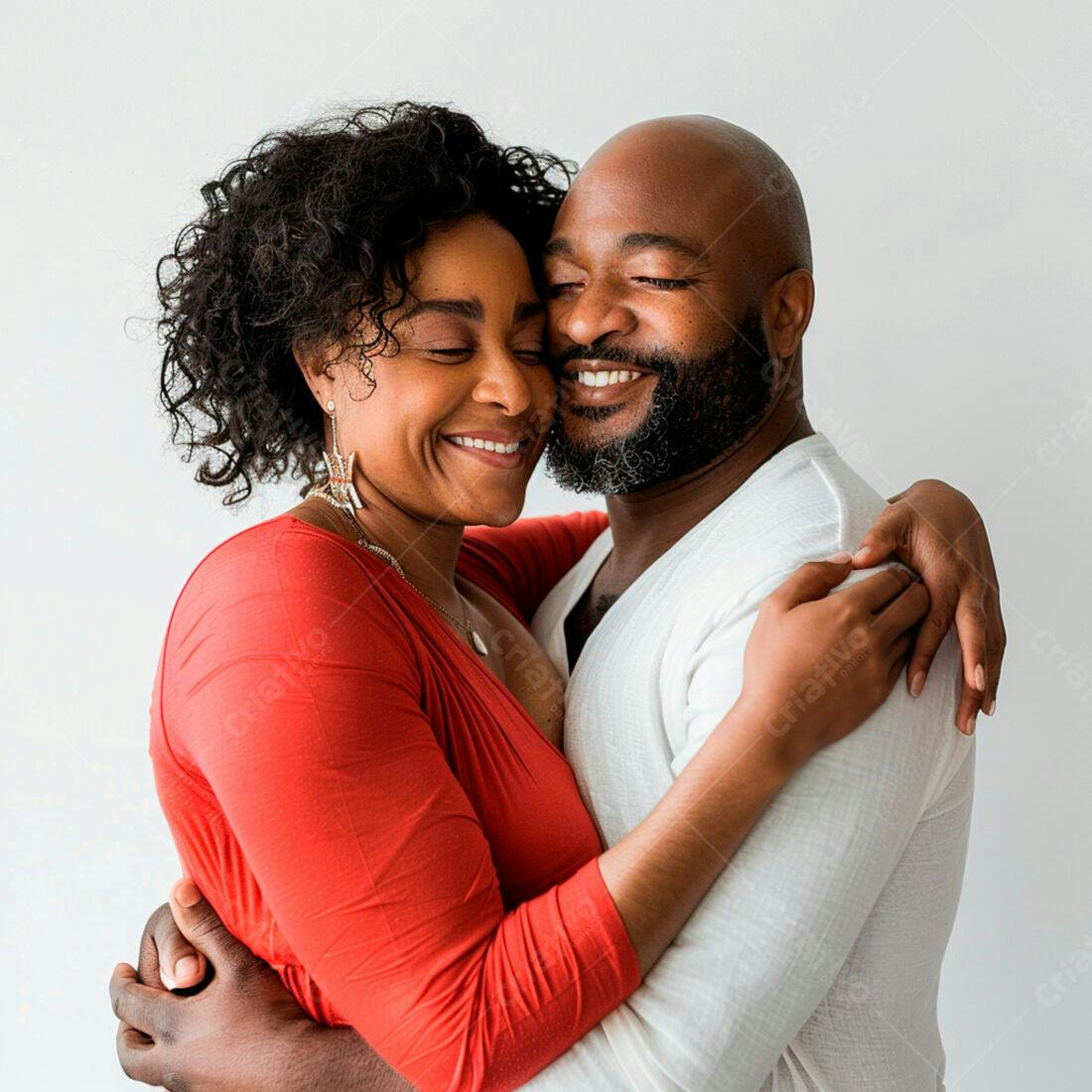 Casal Afro-americano abraçado com amor