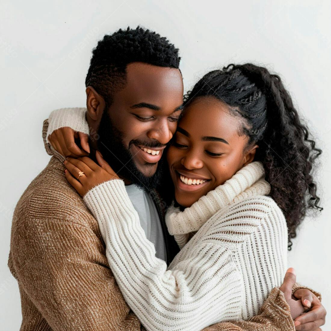 Casal afro-americano abraçado com carinho