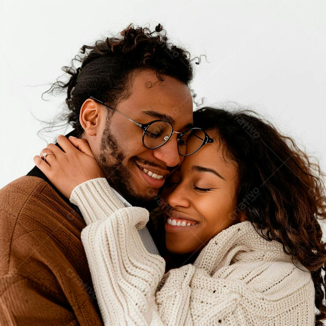 Casal afro-americano se abraçando carinhosamente