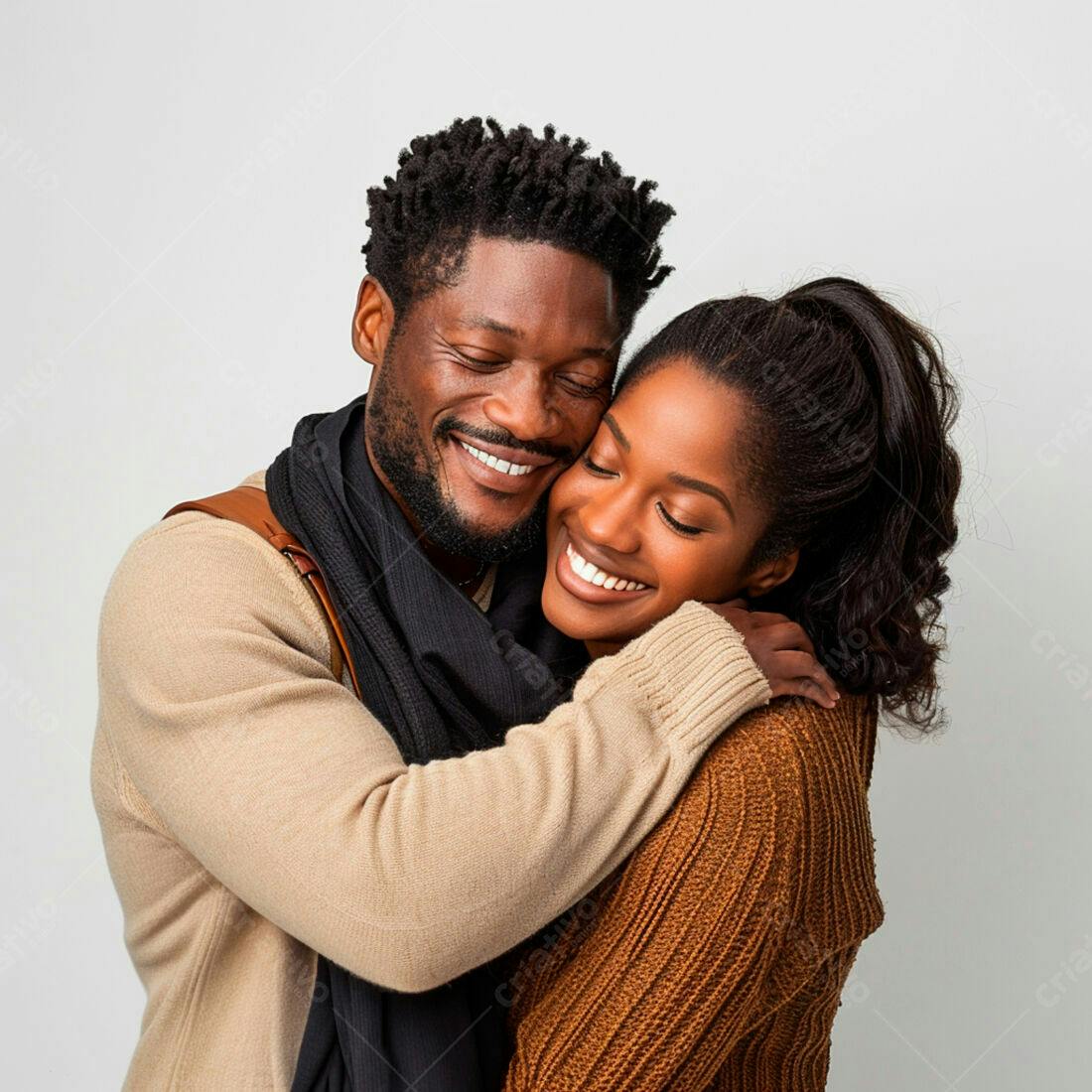 Casal afro-americano se abraçando com carinho