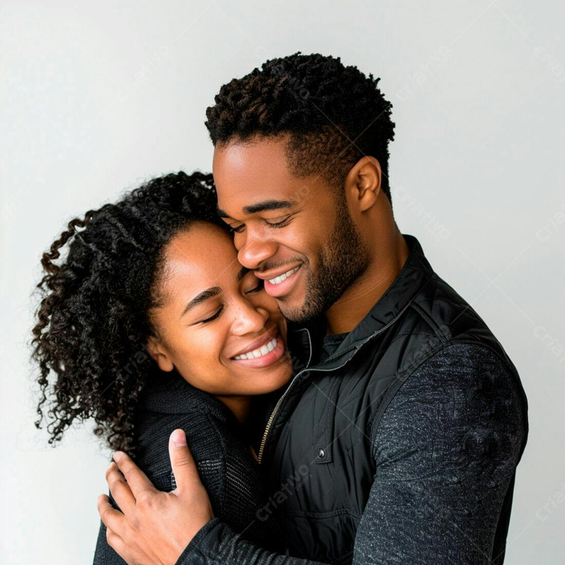 Casal negro se abraçando fundo branco