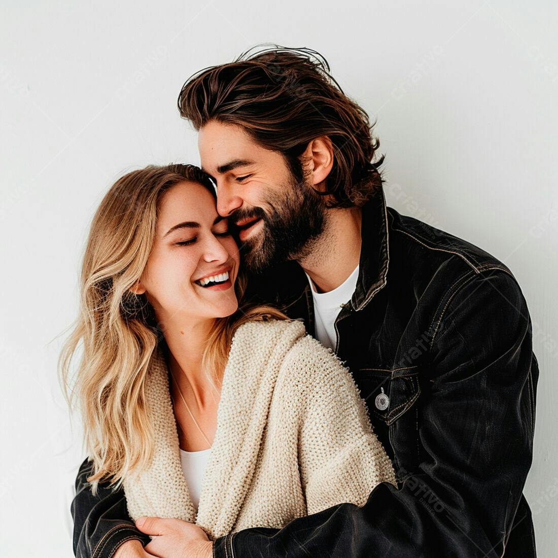 Casal apaixonado abraçado fundo branco