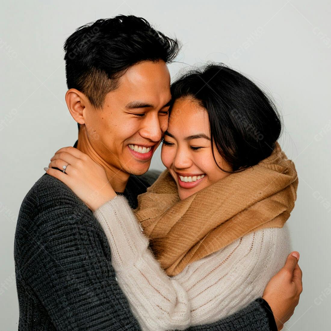 Casal asiático abraçado sorrindo fundo neutro