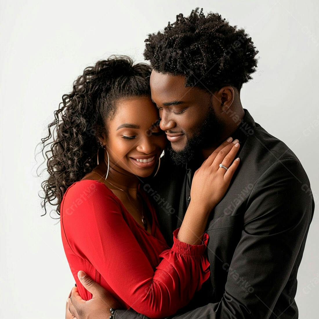 Casal Afro-americano abraçando fundo branco