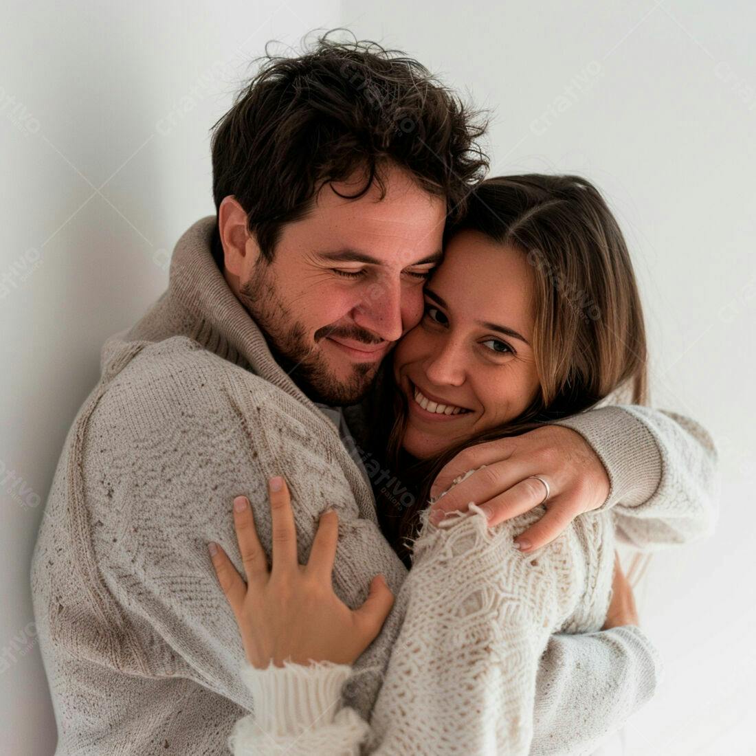 Casal abraçado em casa tons neutros