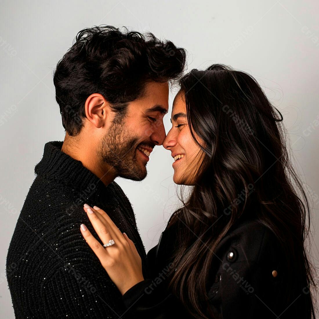 Casal apaixonado se abraçando fundo branco