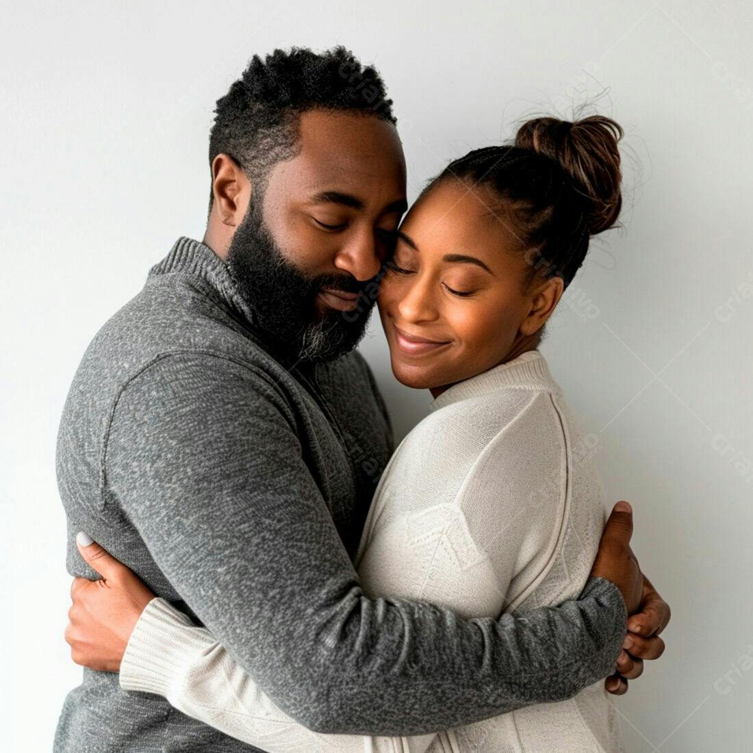 Casal Afro-americano se abraçando carinhosamente
