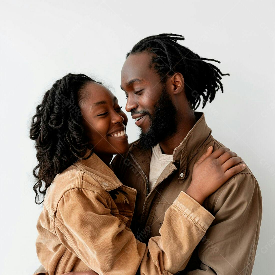 Casal Afro-americano abraçado fundo neutro