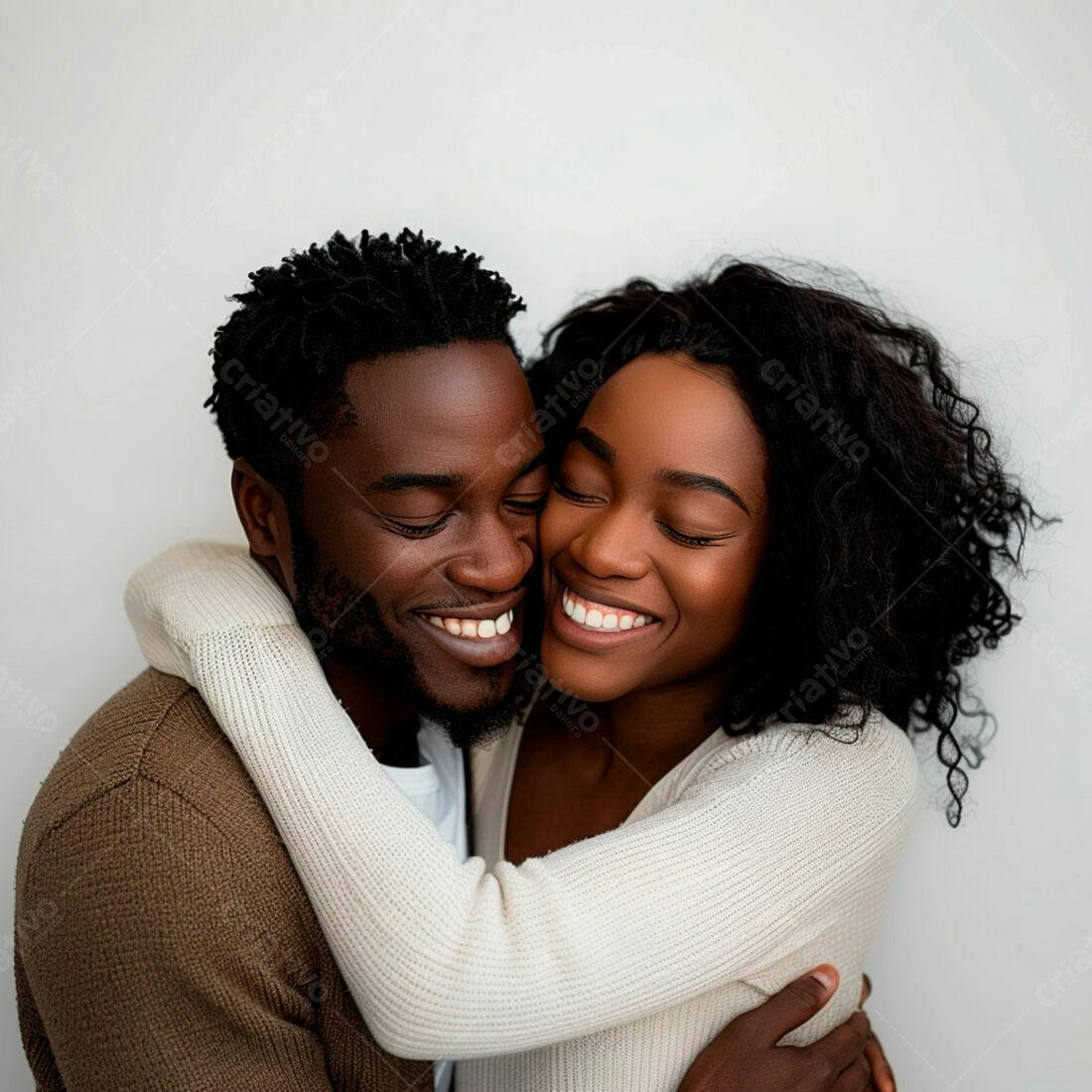 Casal afro-americano abraçado sorrindo