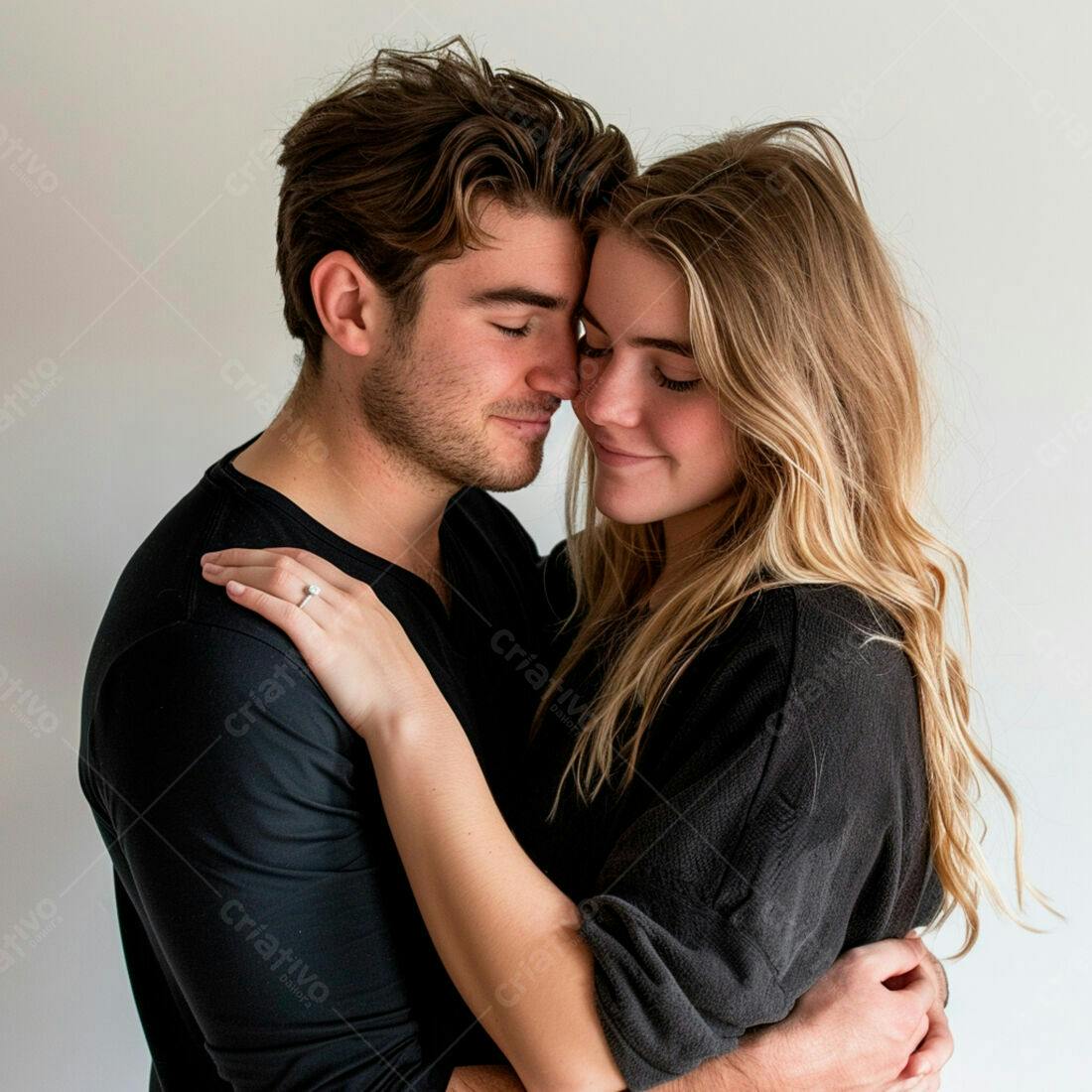 Casal abraçado em tons escuros