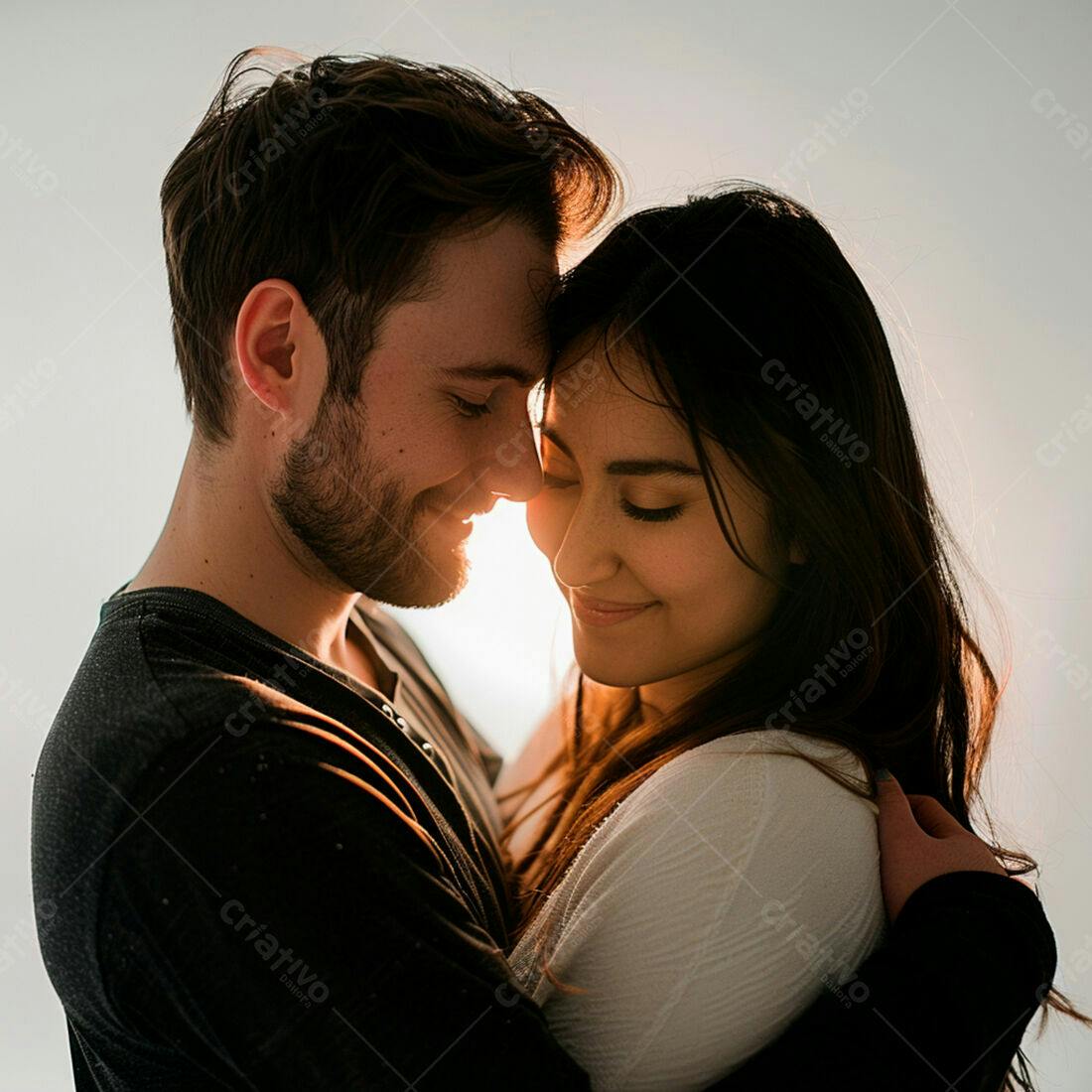 Casal abraçado em momento romântico