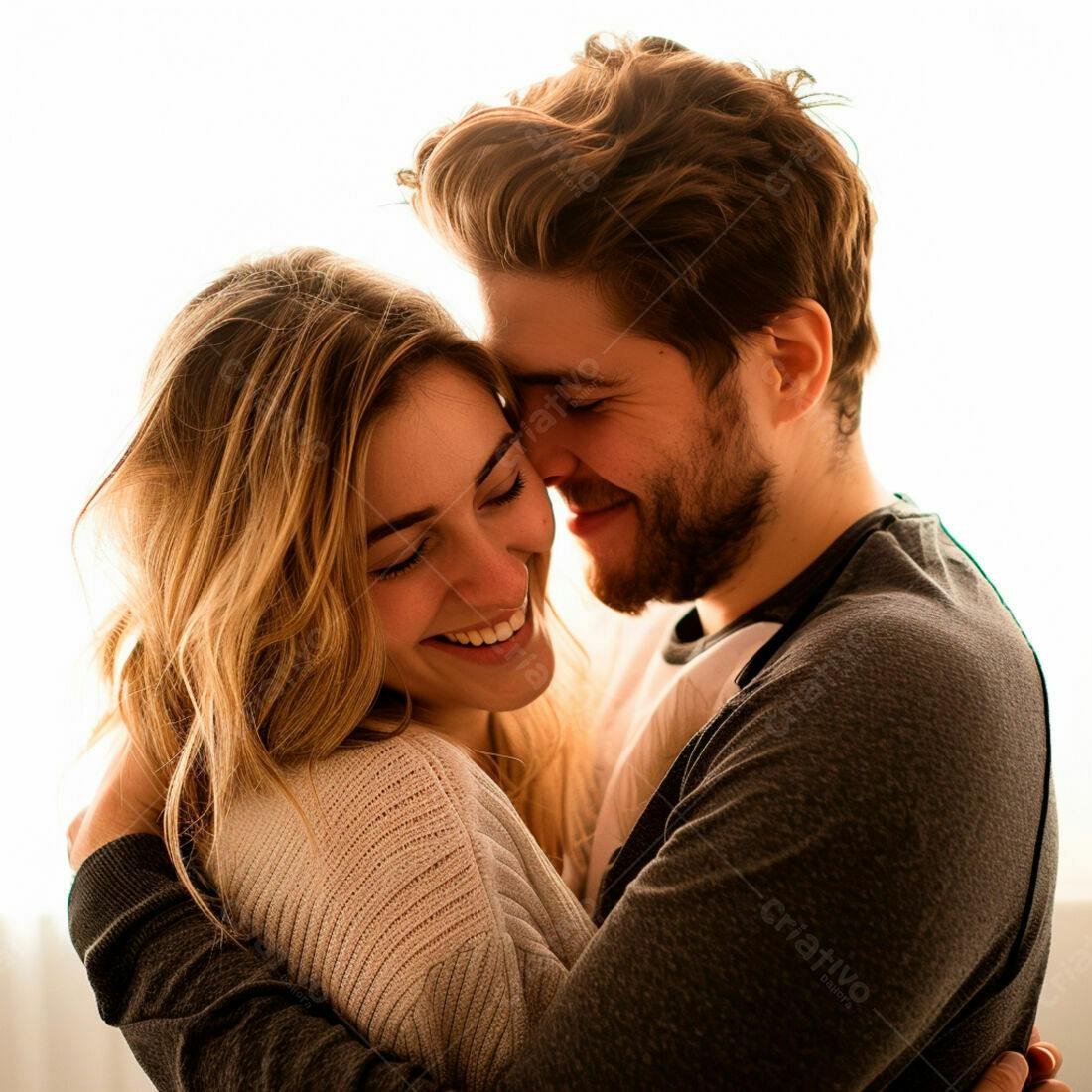 Casal apaixonado se abraçando com ternura