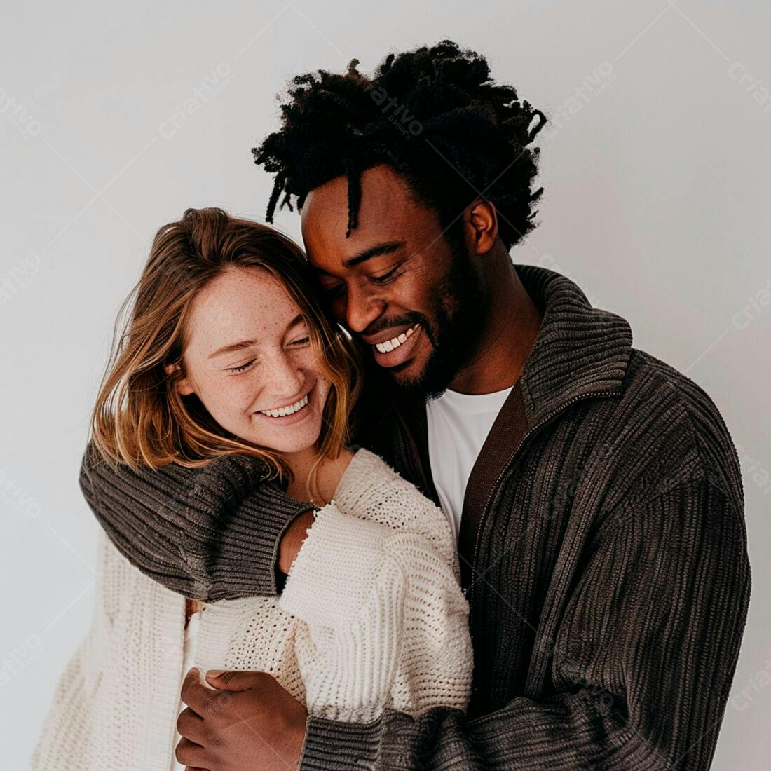 Casal abraçado sorrindo fundo branco