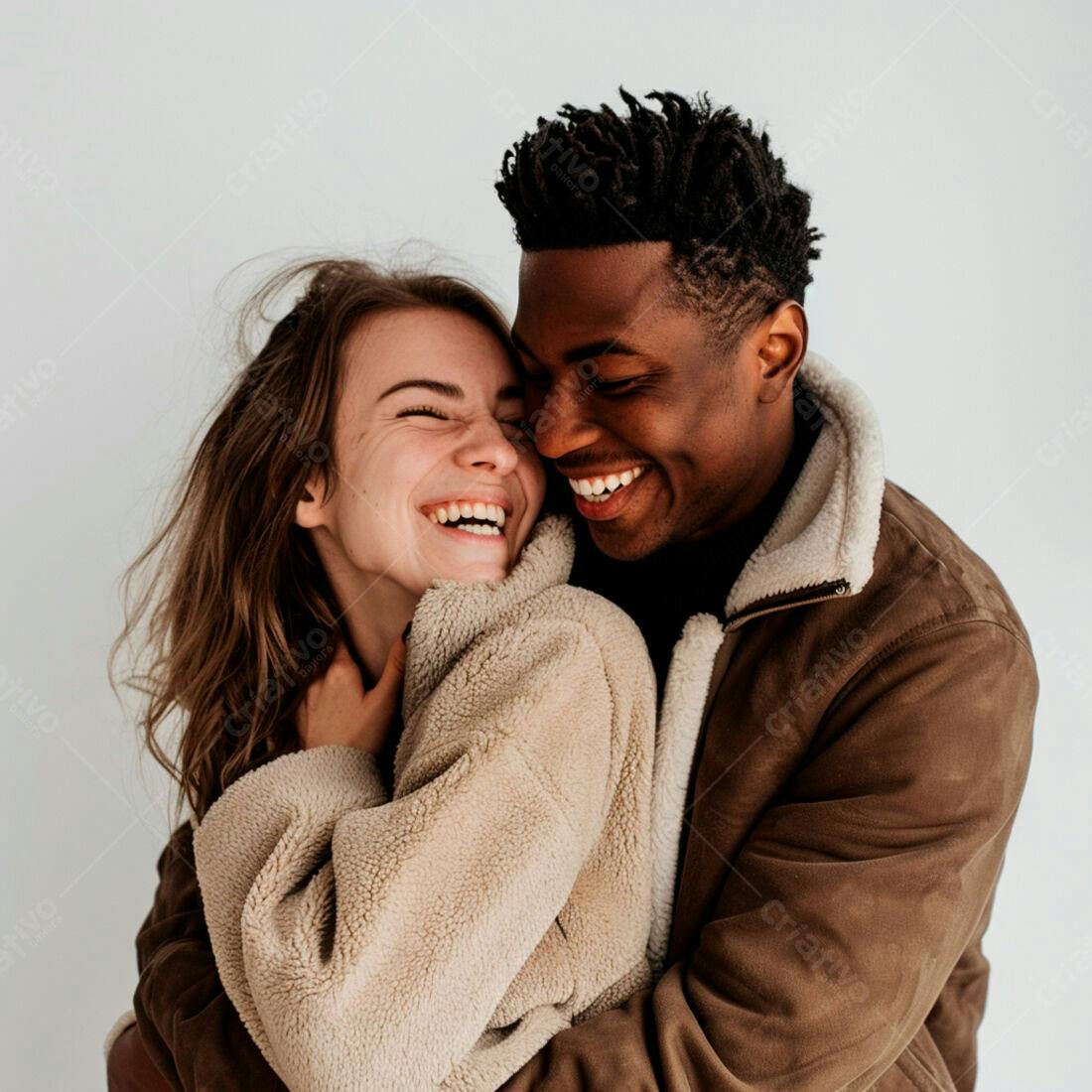 Casal interracial rindo abraçados fundo branco