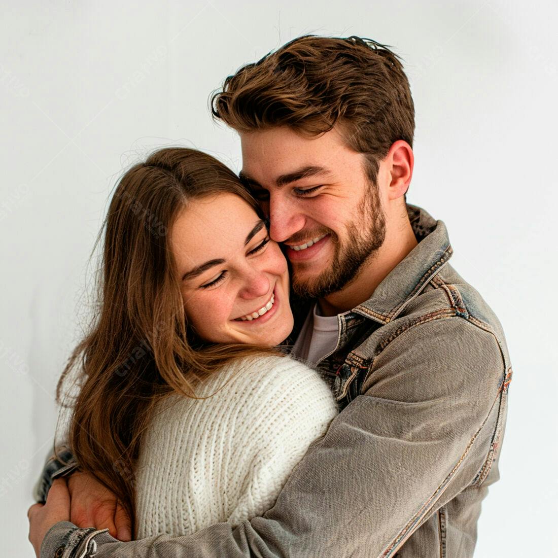 Casal abraçado sorrindo fundo branco