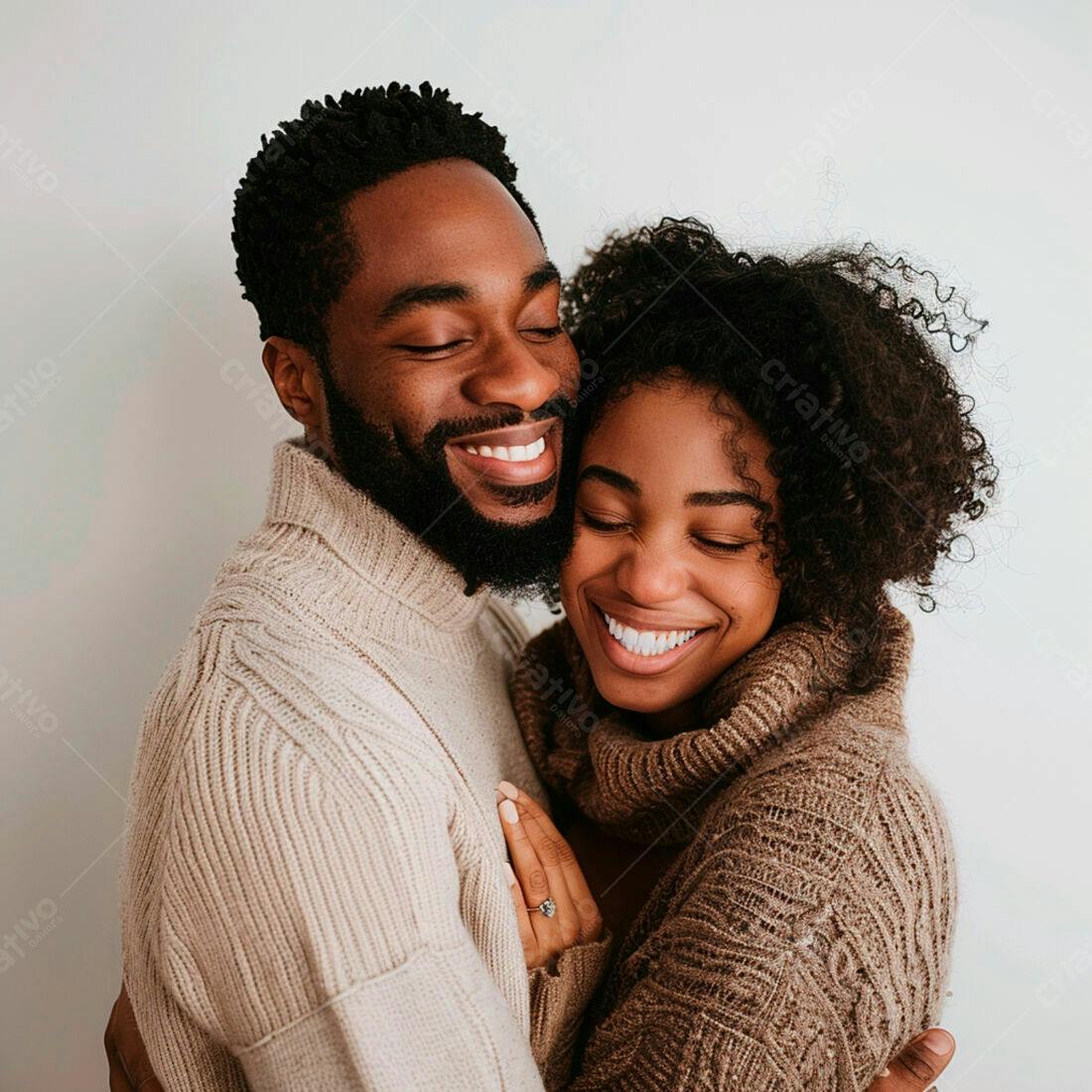 Casal Afro-americano abraçado em tons terrosos