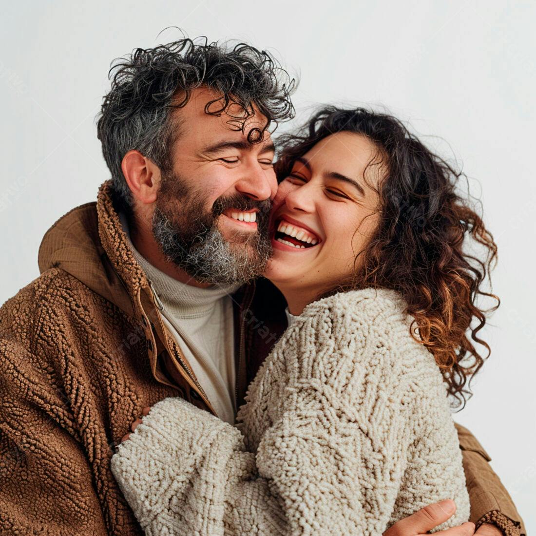 Casal abraçado sorrindo fundo branco