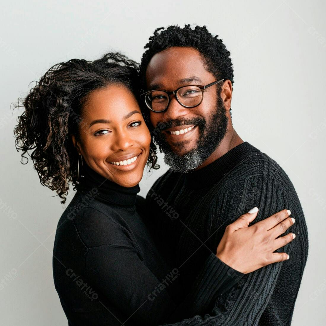Casal afro-americano abraçado fundo neutro