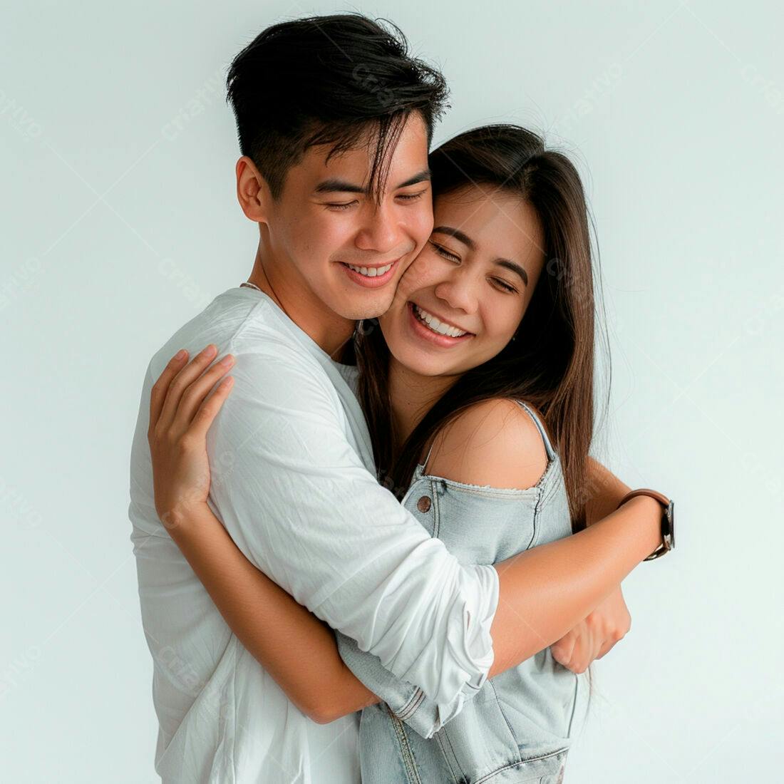 Casal asiático se abraçando sorrindo