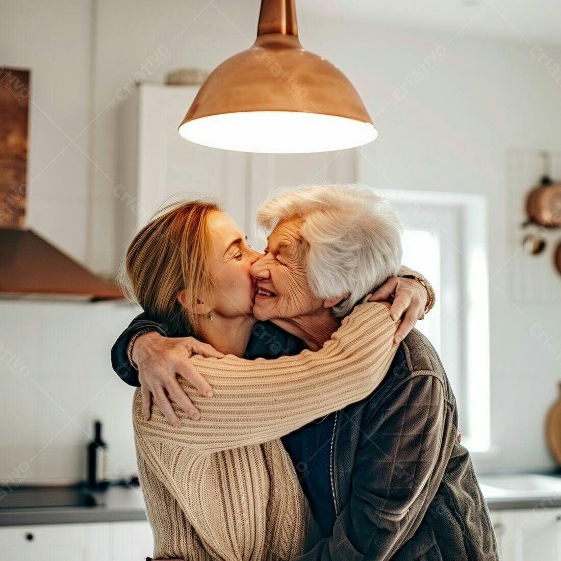 Abraço carinhoso entre avó e neta na cozinha