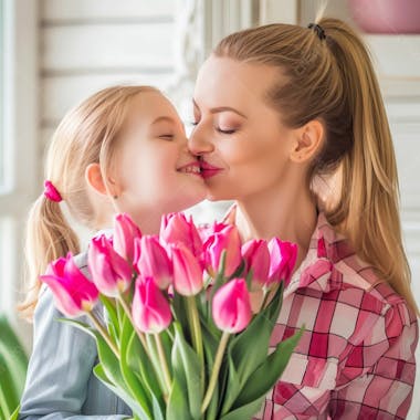 Mãe e filha segurando um buque na mâo