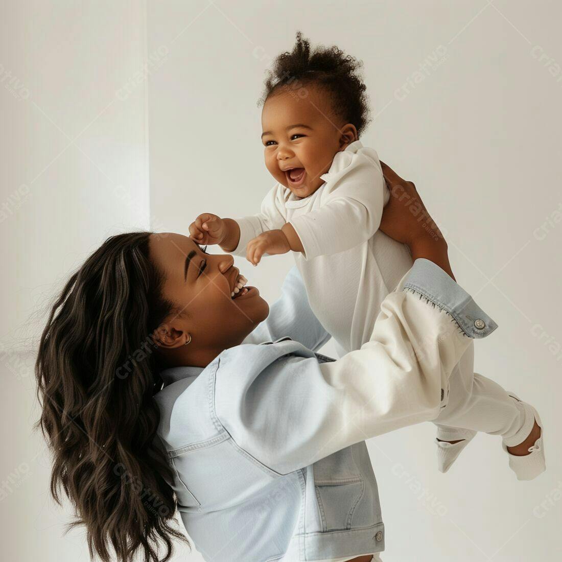 Mãe negra alegre segurando bebê sorrindo