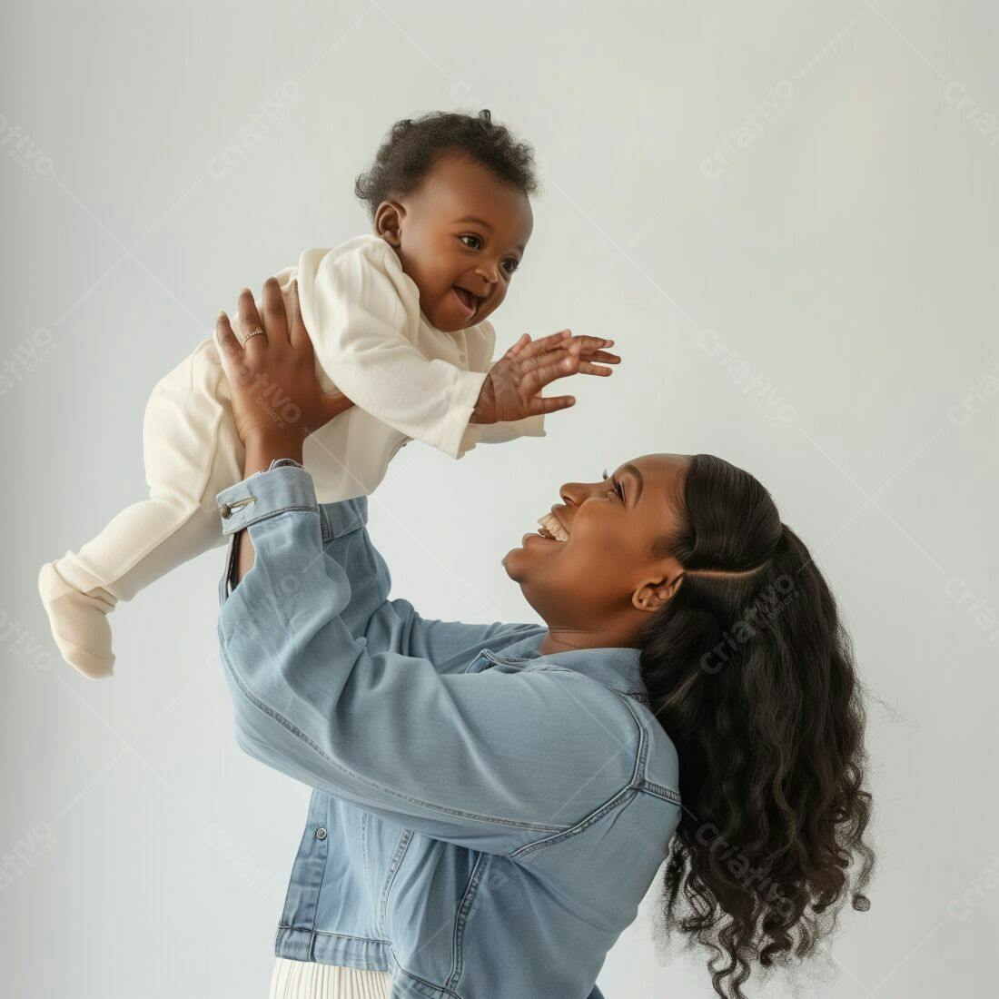 Mãe negra feliz levantando bebê sorrindo