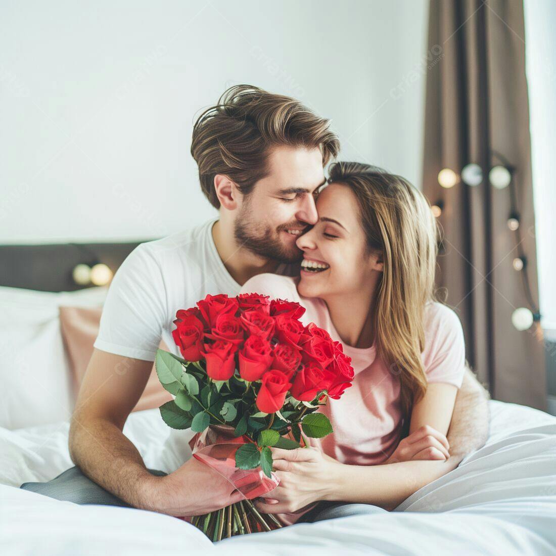 Casal apaixonado com rosas vermelhas na cama