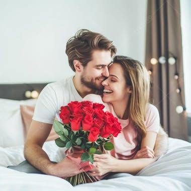 Homem e mulher casal segurando um buque de flores