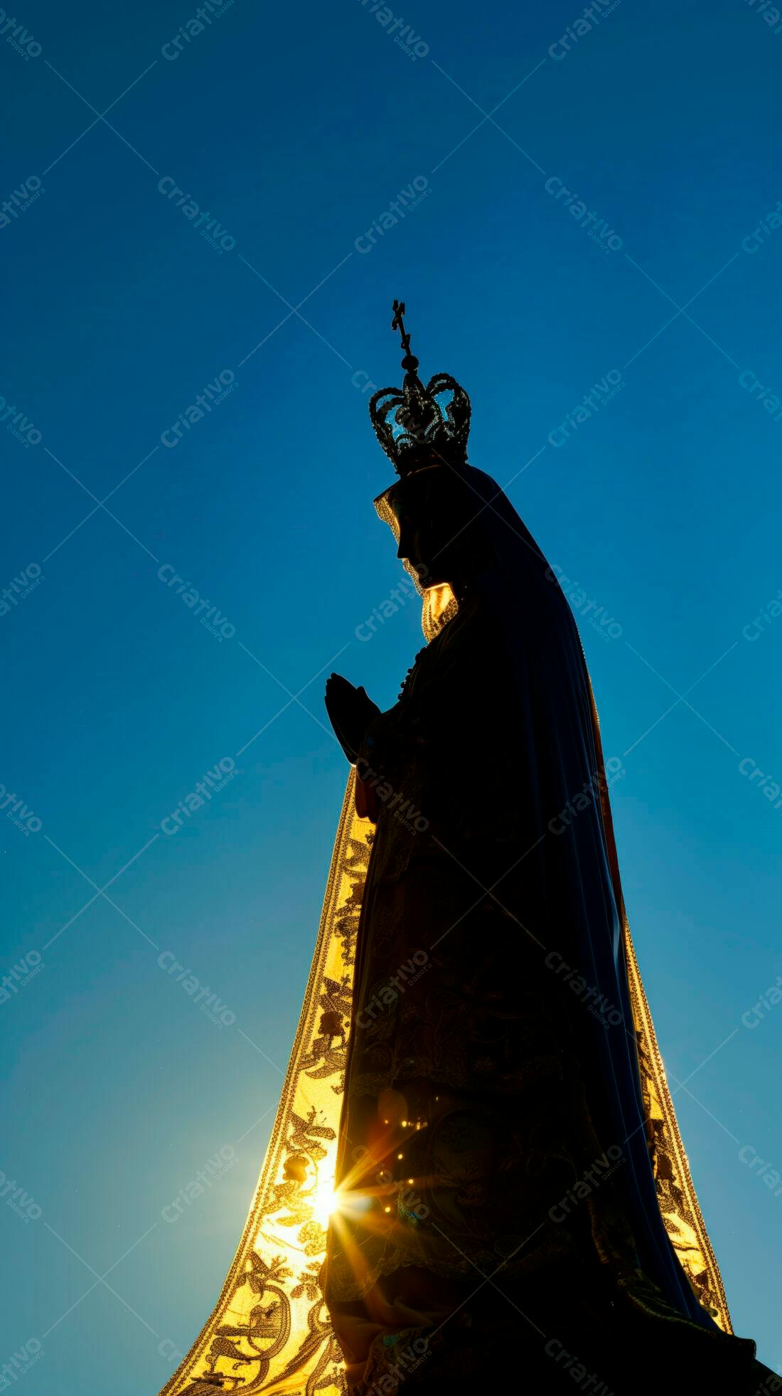 Estátua de Nossa Senhora ao Pôr do Sol