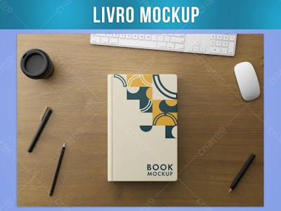 Livro Na Mesa De Madeira Mockup psd