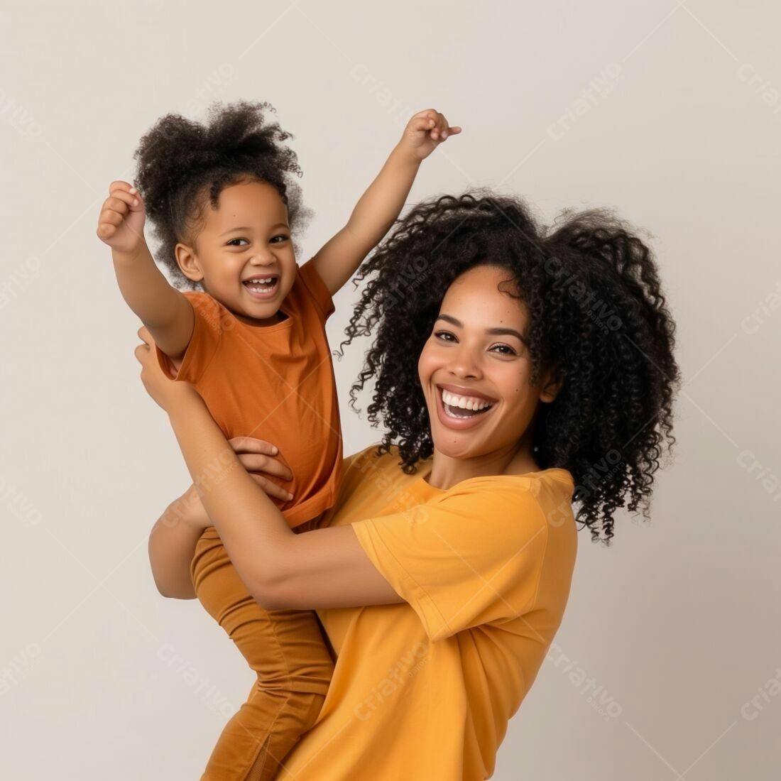 Mãe e filha afro-americanas sorrindo vestindo roupas laranja