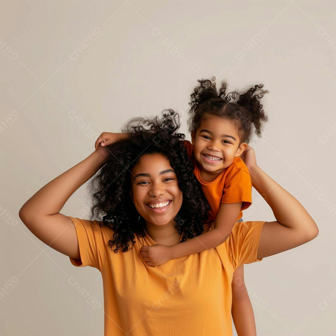 Mãe e filha sorrindo em tons de laranja
