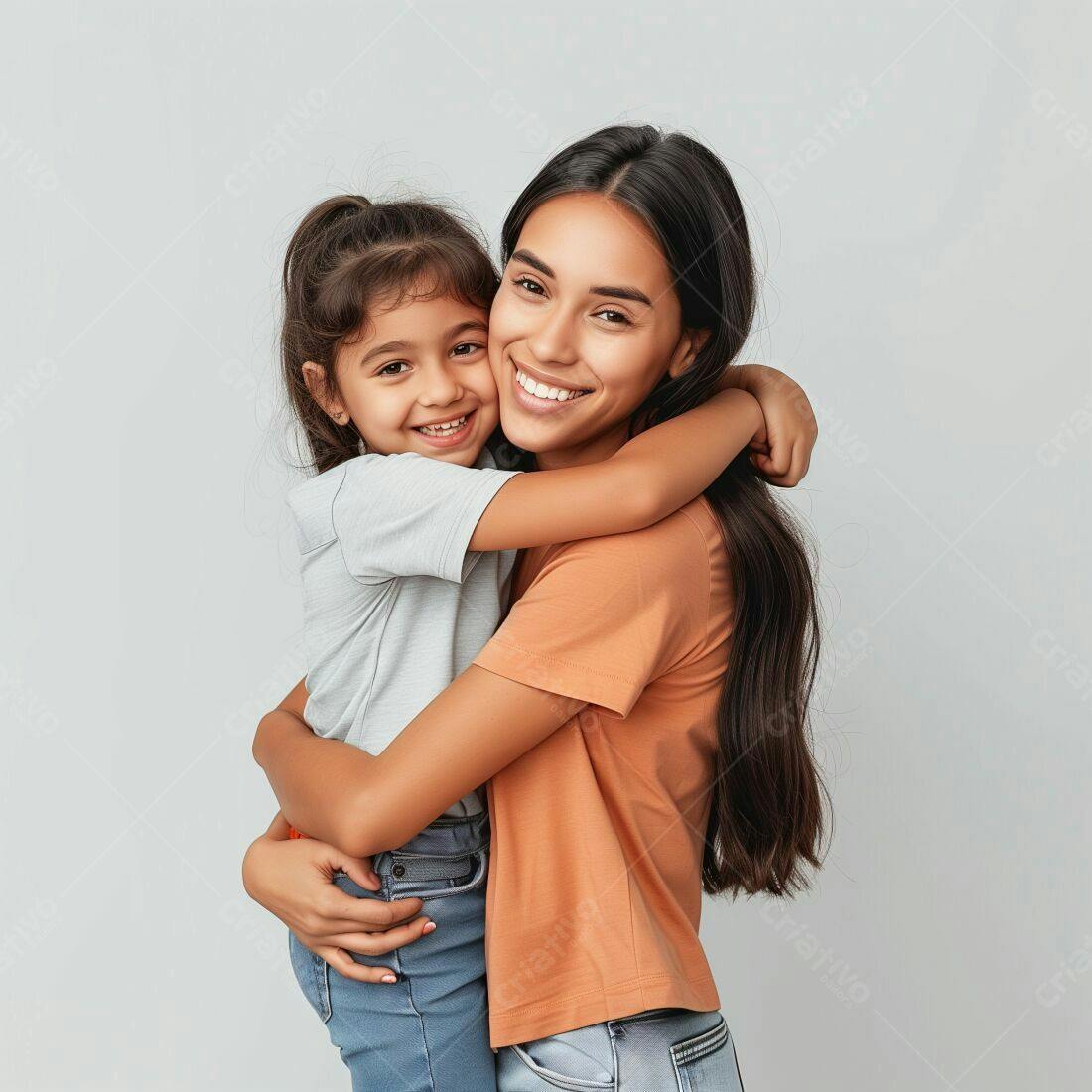 Mãe e filha abraçadas sorrindo fundo cinza